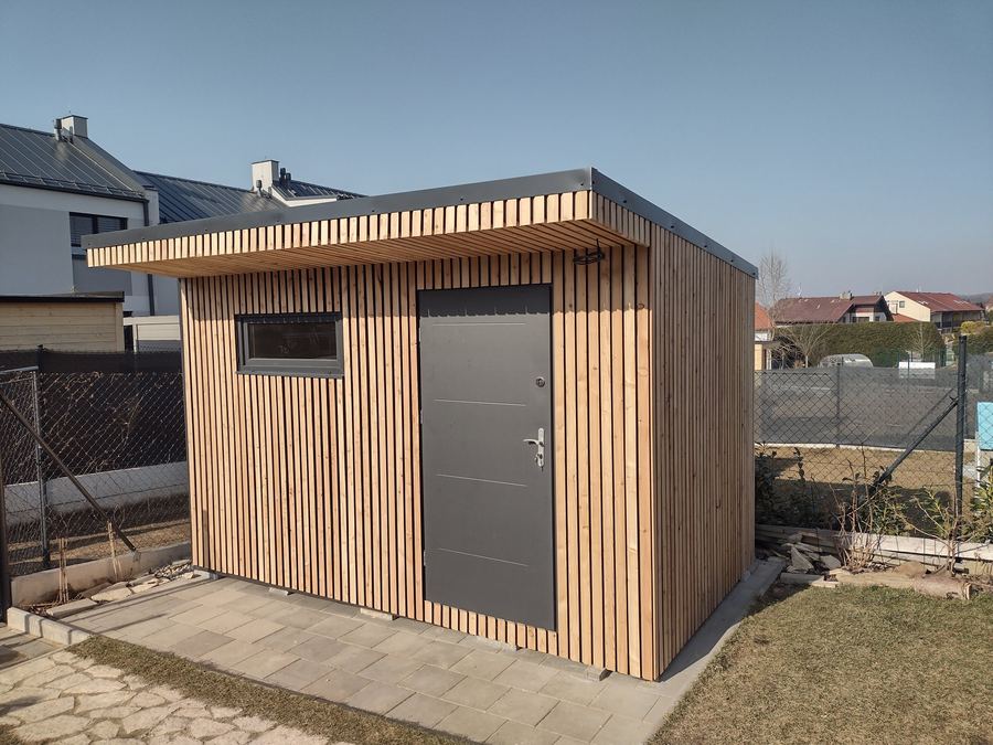 Domek s přesahem střechy