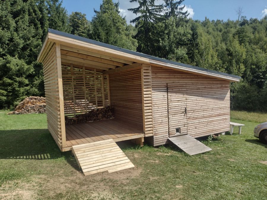 Zahradní domek s dřevníkem